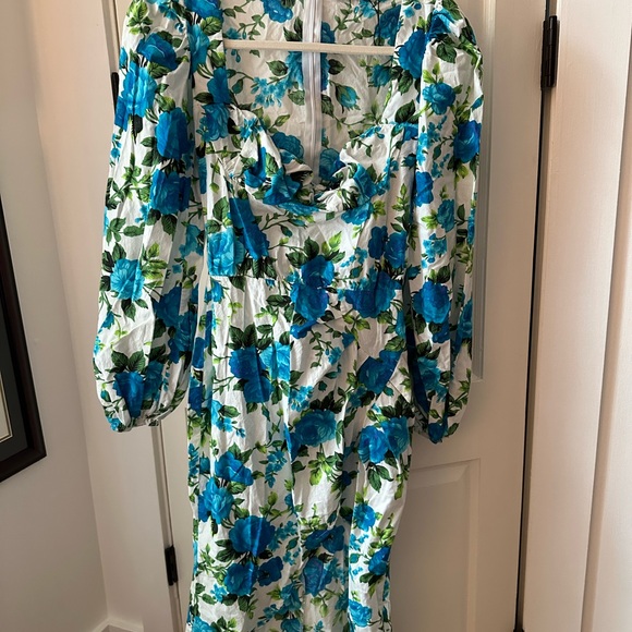 Pretty little thing hydrangea print midi dress - Picture 2 of 4